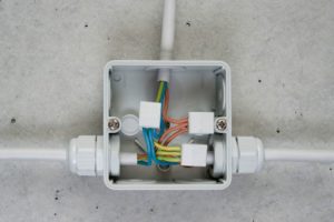 Unterputzdosen richtig setzen und Kabel verbinden