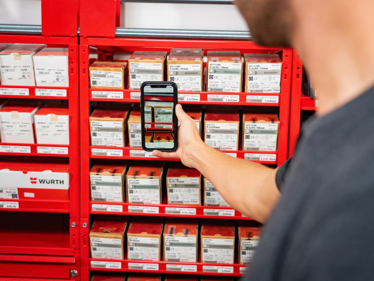 Mitarbeiter scannt Barcode am ORSY System-Regal mit der Wuerth App